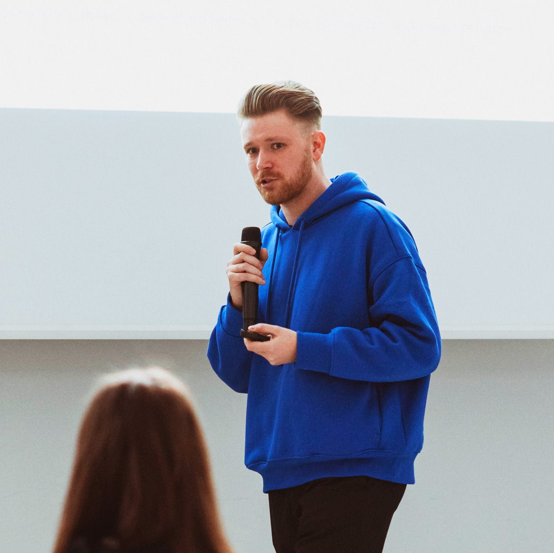 Michał Hadzik podczas prezentacji projektu 621studio